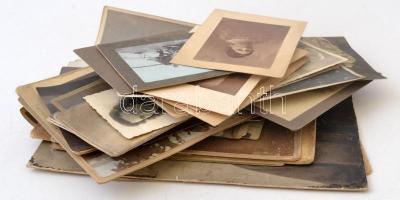 cca 1900-40 Vegyes fotó tétel, benne sok keményhátú és katonai is, különböző méretben és minőségben