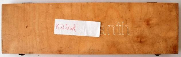 Több mint 30 db kötőtű, fa dobozban, 41×12 cm