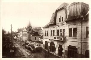 Gyergyószentmiklós, Gheorgheni; Királyné tér, gyógyszertár, automobilok / square, pharmacy, automobile