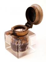 Fém fedeles tintatartó üveg, belsejében tintamaradvánnyal, csorbával, 6x4x4 cm