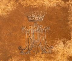 Ovális bőr doboz, tetején monogramos réz betéttel, apró hibákkal, 11x9x7,5 cm