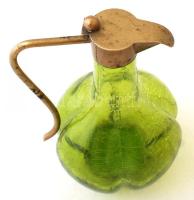 Zöld kraklé üveg karaffa, réz fogóval, és kiöntővel, jelzés nélkül, m: 16 cm. /
Green glass carafe,...