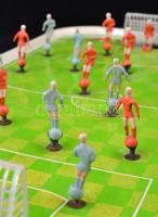 Retro szovjet rugós focis játék, doboz nélkül, egyik játékos sérült, csere játékosokkal (egy hiányzi...