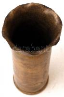 Töltényhüvelyből készült váza, rajta magyar címerrel és militária motívumokkal. Réz. / Vase made out...