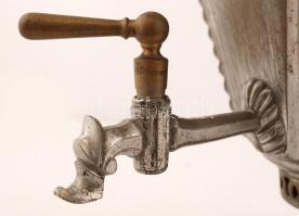 Antik orosz fém szamovár, Batasev-Tula jelzéssel, hiányos, kopott, m: 45 cm. / 
Antique Russian met...