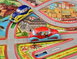 Lemezárugyári városi autós lemezjáték, táblákkal felhuzó kulccsal, eredeti dobozában, műküdik, 50×40...