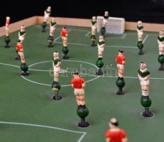 Retro rúgós focis játék, jó állapotban eredeti dobozában, fém golyókkal, 30×50 cm