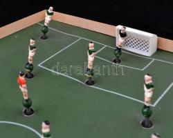 Retro rúgós focis játék, jó állapotban eredeti dobozában, fém golyókkal, 30×50 cm