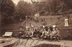 1912 Vihnye, Úri társaság a parkban, háttérben fényképészeti műterem / group photo