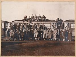 cca 1940 Debrecen, villamos és közönsége. Szipál Ábrahám szárazpecséttel jelzett fotója / Debrecen t...