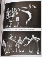 1964-1965 A Pécsi Balett ünnep- és hétköznapjai, Halász Rudolf (1919-1992) fotográfus tervezett köny...
