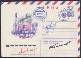 German Tyitov (1935-2000), Musza Manarov (1951- ) és Valerij Poljakov (1942- ) orosz űrhajósok aláírásai emlékborítékon /  Signatures of German Titov (1935-2000), Musa Manarov (1951- ) and Valeriy Polyakov (1942- ) Russian astronauts on envelope