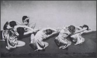 cca 1935 Szentpál Olga (1895-1968) mozgásművészeti iskola és tánccsoport tagjai, Foto Ada (Marsowszky Elemérné), vintage képről készült másolat, modern nagyítás, 10,5x17 cm