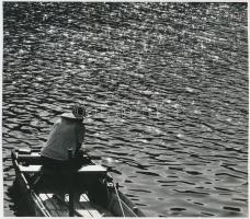 1971 Győr, Rába-part, Vigovszky István: Nyugalom, feliratozott vintage fotóművészeti alkotás, 18x20,5 cm