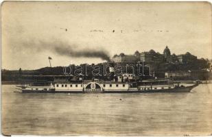 Zsófia hercegnő gőzös a budai várral / cruise ship by Budapest, photo