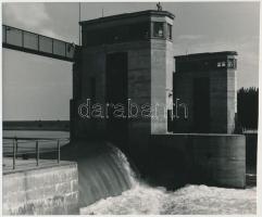 1969 Békésszentandrás, Laczy Zoltán: Körös duzzasztógátja, pecséttel jelzett vintage fotóművészeti alkotás, 17,5x21 cm
