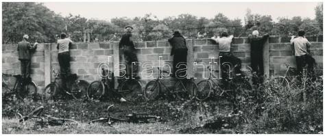 1969 Koós Pál (1930-1982): Potyanézők, pecséttel jelzett vintage fotóművészeti alkotás, 8,5x21 cm