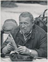 1969 Szabó Ferenc: Bizalmatlanság, feliratozott vintage fotóművészeti alkotás, 24x18 cm