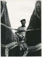 1969 Kinczel Géza: Fogatos, feliratozott vintage fotóművészeti alkotás, 20,5x15 cm