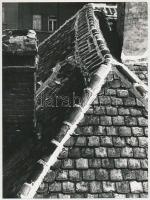 1971 Végh Elek: Győri háztetők, feliratozott vintage fotóművészeti alkotás, 24x18 cm