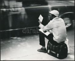 cca 1971 Gotthard Schneider: Autóstop Budapestre, pecséttel jelzett vintage fotóművészeti alkotás, 12,5x15,5 cm