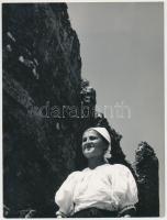 1968 Kiss Gyula: Hollókői menyecske, feliratozott vintage fotóművészeti alkotás, 24x18 cm