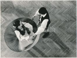 cca 1970 Néptánc, jelzés nélküli vintage fotóművészeti alkotás, 18x24 cm