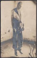 cca 1914 Akasztott ember, vintage fotólap, sarkán törésnyommal, 14x9 cm