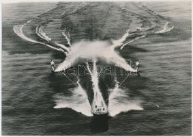 cca 1974 Vizisízők múló kompozíciója, vintage légifotó, 16x23 cm