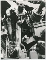 cca 1975 Dunaújváros, óriásgépek szerelése a papírgyárban, vintage fotó, 23x18 cm