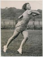 cca 1943 Willinger: Diszkoszvető nő, pecséttel jelzett, németül és angolul feliratozott vintage fotó, 19,5x14,5 cm