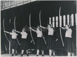cca 1943 Katonai sportok, íjász lányok, németül feliratozott vintage fotó, a Tolnai Világlapja 1943/42. számában publikálva, 18x24 cm