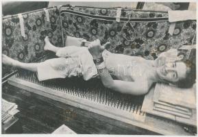 cca 1943 Akrobaták és fakírok nevelése, 2 db vintage fotó, 16,5x24 cm és 18x24 cm