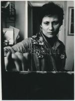 1991 Bada Márta (1951) gödöllői festőművész, Magyar Alfréd 2 db pecséttel jelzett vintage fotója, 18...