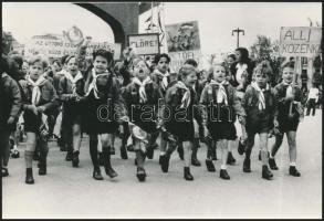 1947 május 1. Budapest, úttörők felvonulása, jelzés nélküli vintage fotó Bojár Sándor hagyatékából, 12x18 cm