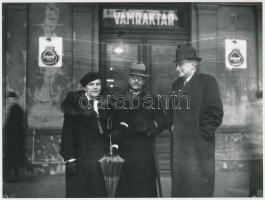 1934 Thomas Mann feleségével és Hatvany Lajos íróval a Keleti pályaudvaron, feliratozott fénykép, Bojár Sándor (1914-2000) fotóriporter felvétele, korabeli negatívról készült későbbi nagyítás, 18x24 cm