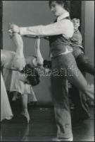 1978 Szegfű József pecséttel jelzett vintage fotója egy balett előadás próbájáról, 24x16 cm