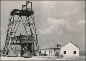 cca 1965 Aknamélyítés duplex csőtoronnyal, a Bányászati Aknamélyítő Vállalat vintage fotója, 16x23 cm