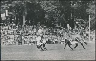 cca 1966 Nagyvázsony, Idegenforgalmi attrakció, jelmezes történelmi harci játékok, vintage fotó, 14,5x23 cm