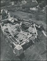 cca 1960 Sümegi vár madártávlatból (vintage fotó, 23x18 cm) és a faluból nézve (cca 1930), Kerny István (1879-1963) hagyatékában őrzött 2 db üveglemez negatív modern nagyítása, 13x18 cm