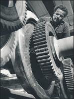 Charlie Chaplin filmművészeti fantáziaképe és a szocreál valóság találkozása, 2 db fotó, 17,5x19,5 c...