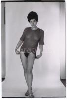 cca 1980 Szabadban és műteremben vegyesen, 13 db szolidan erotikus fotó, korabeli negatívról készült...