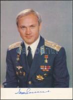 Vlagyimir Dzsanibekov (1942- ) szovjet űrhajós aláírása őt magát ábrázoló fotón /  Signature of Vladimir Dzhanibekov (1942- ) Soviet astronaut on photograph