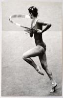 cca 1980 Ruisz László: Karikagyakorlat, pecséttel jelzett vintage fotóművészeti alkotás, 40x30 cm