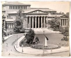 cca 1938 Budapest, a Szépművészeti Múzeum előtti park, vintage fotó, 23x29 cm