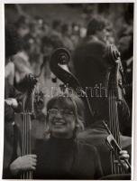 cca 1976 Zsigri Oszkár (1933-?): A bőgős mosolya, jelzés nélküli vintage fotóművészeti alkotás a szerző hagyatékából, 40x30 cm