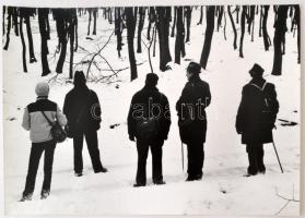 1982 Kalocsai Rudolf: Turisták, feliratozott vintage fotóművészeti alkotás, felületén törésvonal, 27,5x40 cm