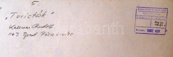 1982 Kalocsai Rudolf: Turisták, feliratozott vintage fotóművészeti alkotás, felületén törésvonal, 27...