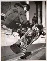 cca 1980 Káplár Balázs: Királyok a téren, feliratozott vintage fotóművészeti alkotás, 40x30 cm