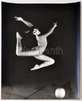 cca 1981 Tinkóczy József: Művészi torna, feliratozott vintage fotóművészeti alkotás, 39x30 cm